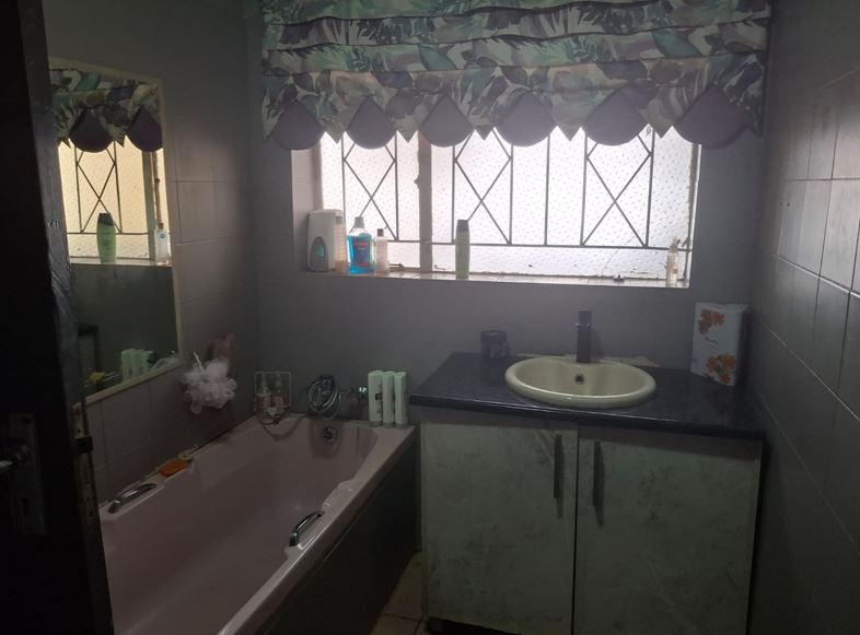 5 Bedroom Property for Sale in Middelvlei A H Gauteng