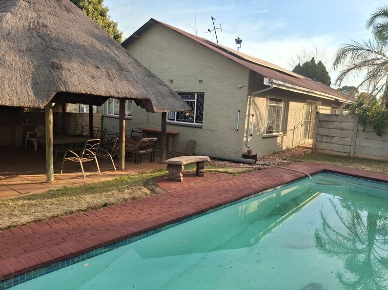 5 Bedroom Property for Sale in Middelvlei A H Gauteng