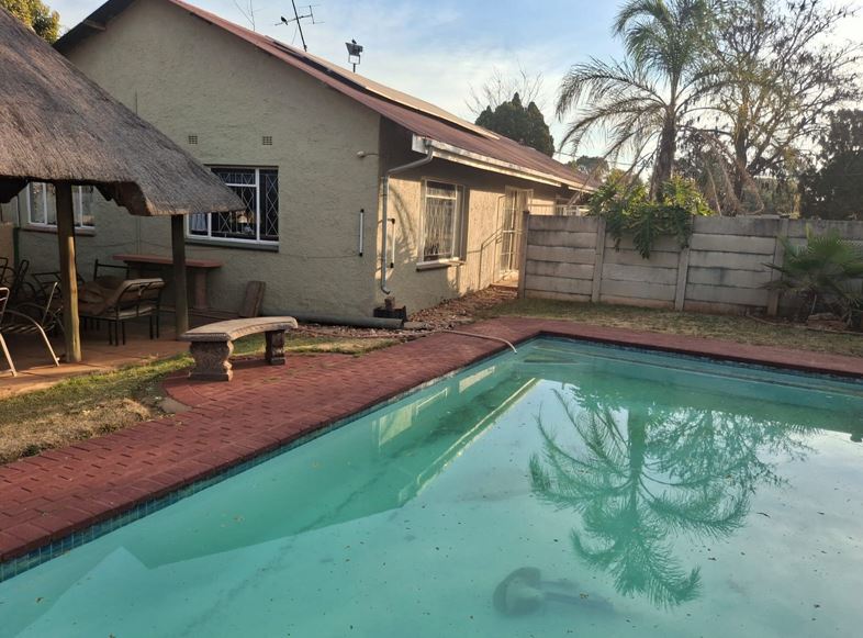5 Bedroom Property for Sale in Middelvlei A H Gauteng
