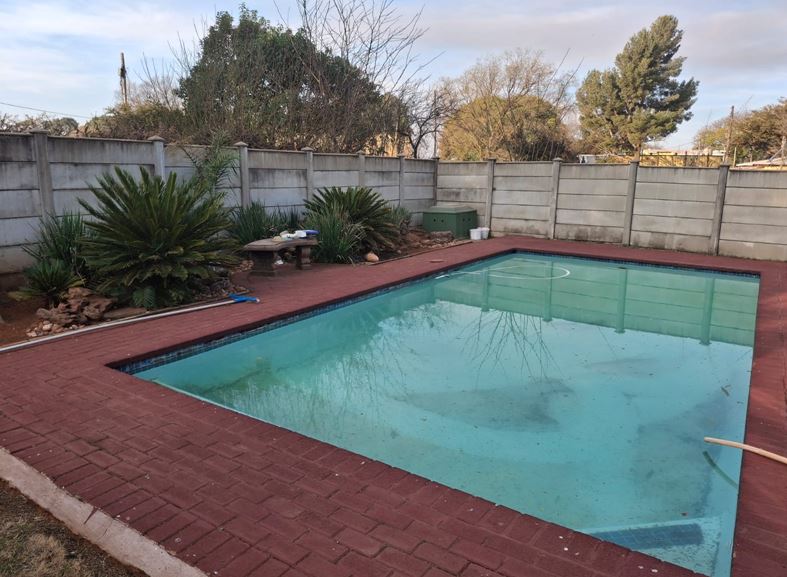 5 Bedroom Property for Sale in Middelvlei A H Gauteng