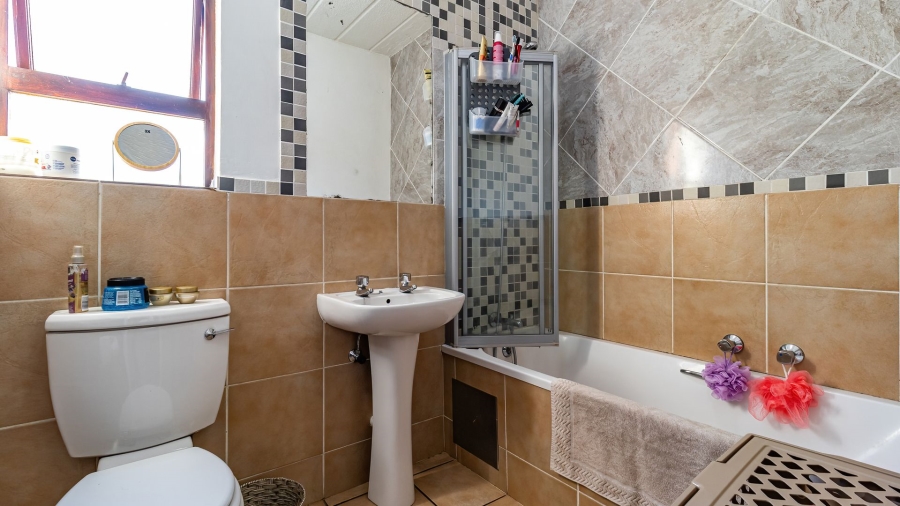 2 Bedroom Property for Sale in Magaliessig Gauteng