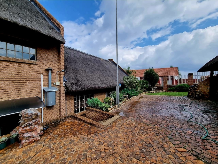 4 Bedroom Property for Sale in Vaaloewer Gauteng
