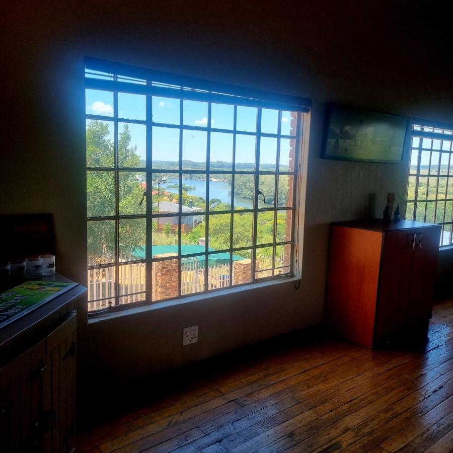 4 Bedroom Property for Sale in Vaaloewer Gauteng