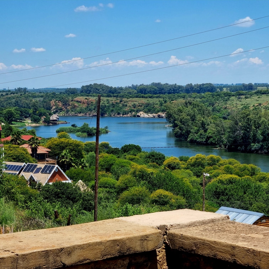 4 Bedroom Property for Sale in Vaaloewer Gauteng