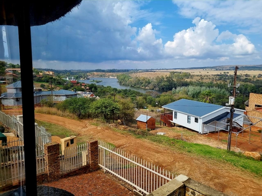 4 Bedroom Property for Sale in Vaaloewer Gauteng