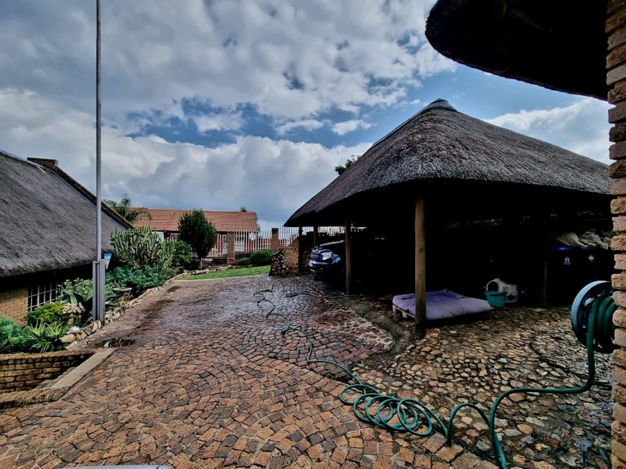 4 Bedroom Property for Sale in Vaaloewer Gauteng