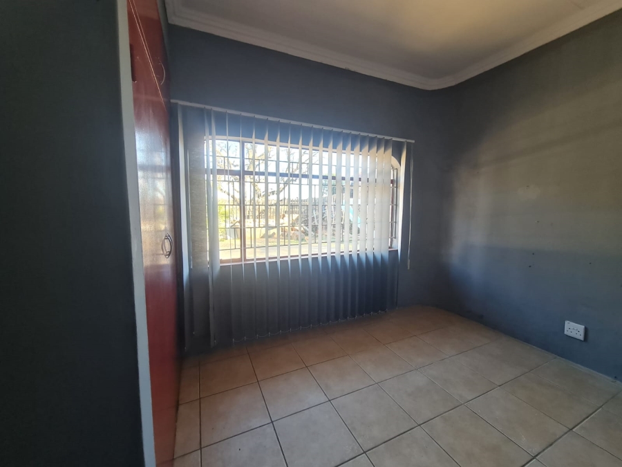 3 Bedroom Property for Sale in Vaaloewer Gauteng