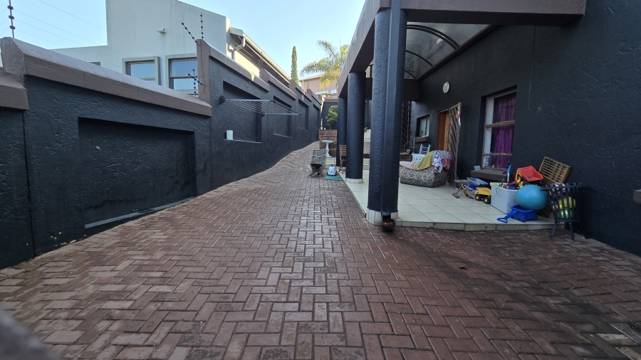 8 Bedroom Property for Sale in Bassonia Gauteng