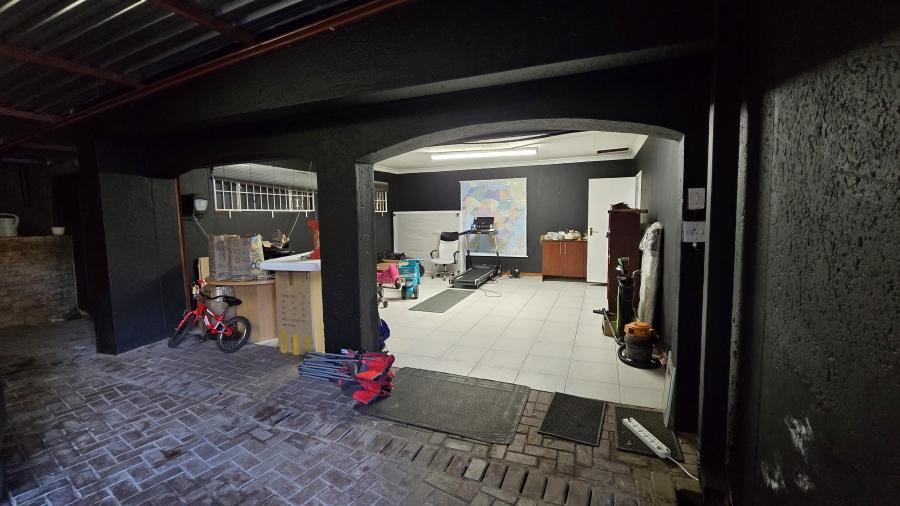 8 Bedroom Property for Sale in Bassonia Gauteng