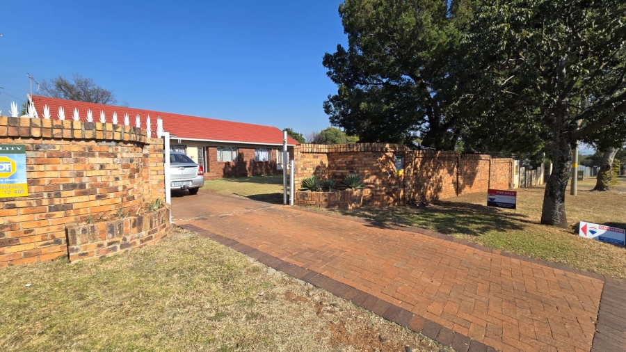 3 Bedroom Property for Sale in Brackendowns Gauteng