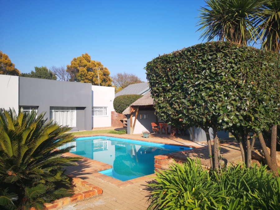 6 Bedroom Property for Sale in Brackenhurst Gauteng