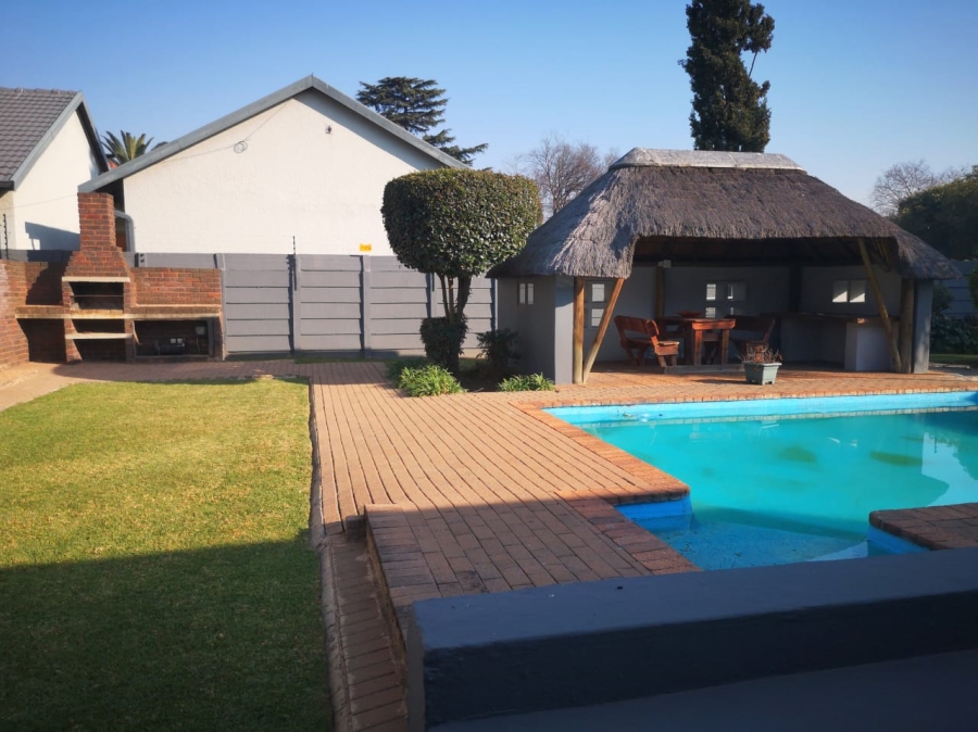 6 Bedroom Property for Sale in Brackenhurst Gauteng