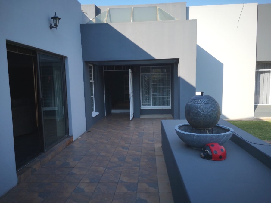 6 Bedroom Property for Sale in Brackenhurst Gauteng