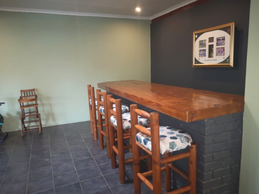 6 Bedroom Property for Sale in Brackenhurst Gauteng