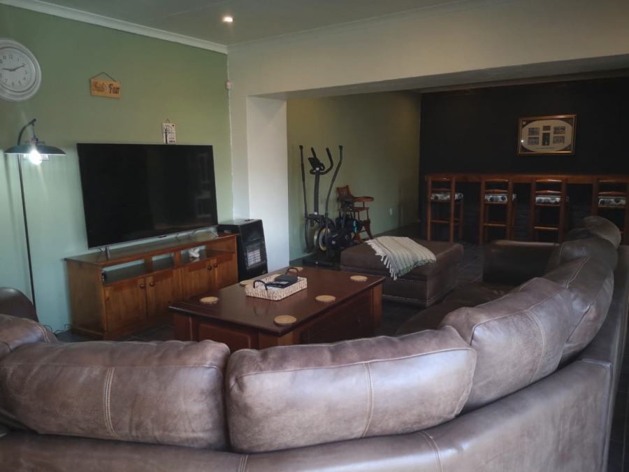 6 Bedroom Property for Sale in Brackenhurst Gauteng