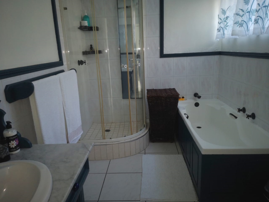 6 Bedroom Property for Sale in Brackenhurst Gauteng