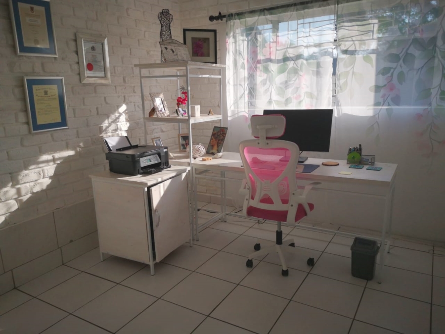 6 Bedroom Property for Sale in Brackenhurst Gauteng