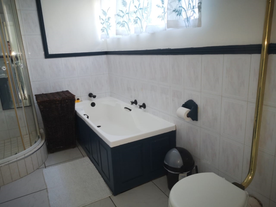 6 Bedroom Property for Sale in Brackenhurst Gauteng
