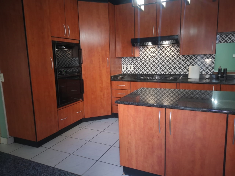 6 Bedroom Property for Sale in Brackenhurst Gauteng