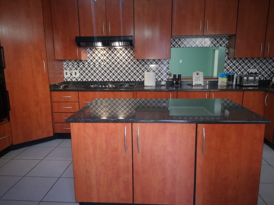 6 Bedroom Property for Sale in Brackenhurst Gauteng