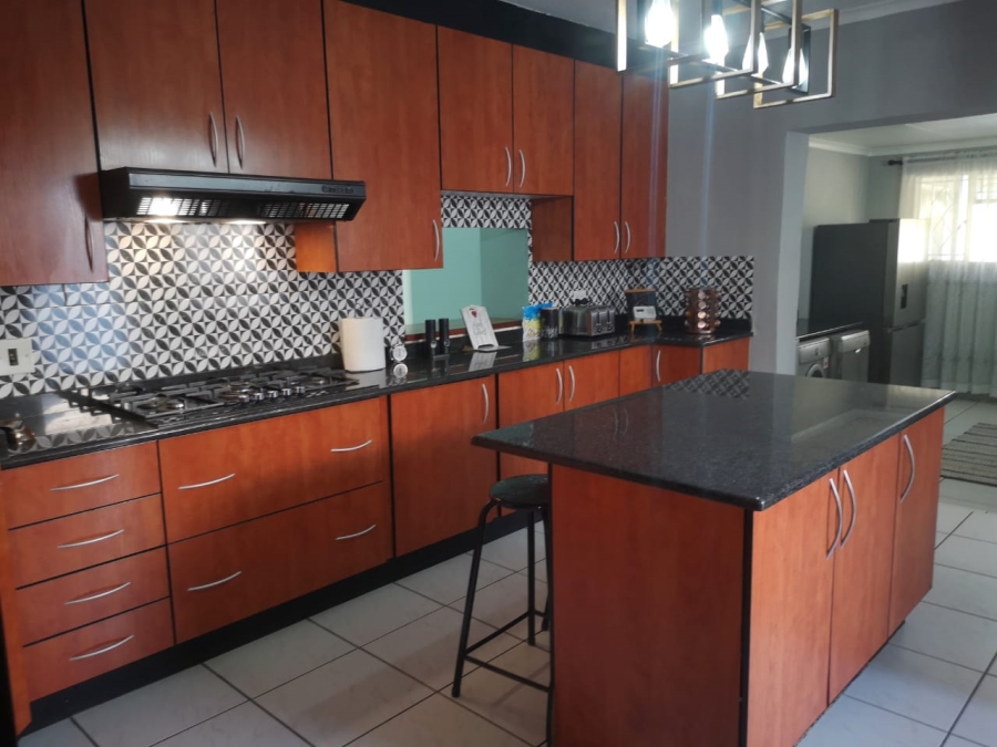 6 Bedroom Property for Sale in Brackenhurst Gauteng