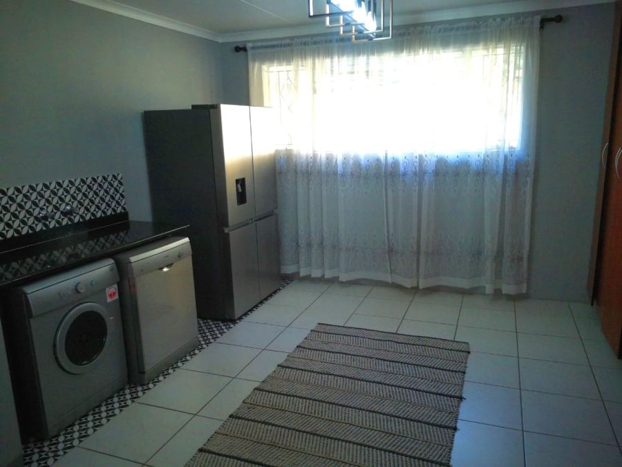 6 Bedroom Property for Sale in Brackenhurst Gauteng