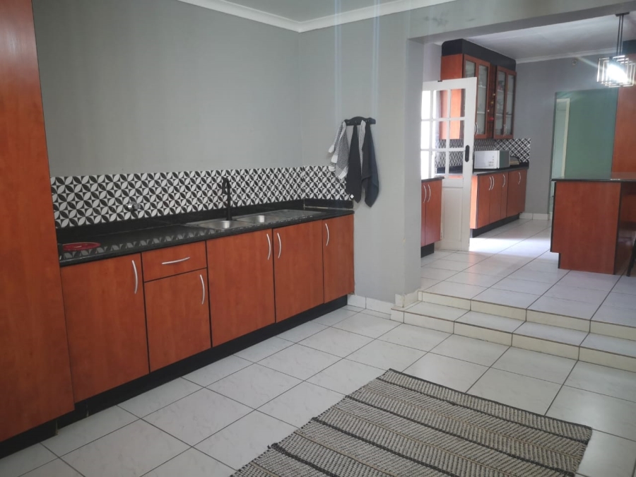 6 Bedroom Property for Sale in Brackenhurst Gauteng