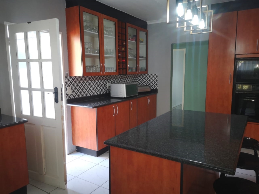 6 Bedroom Property for Sale in Brackenhurst Gauteng