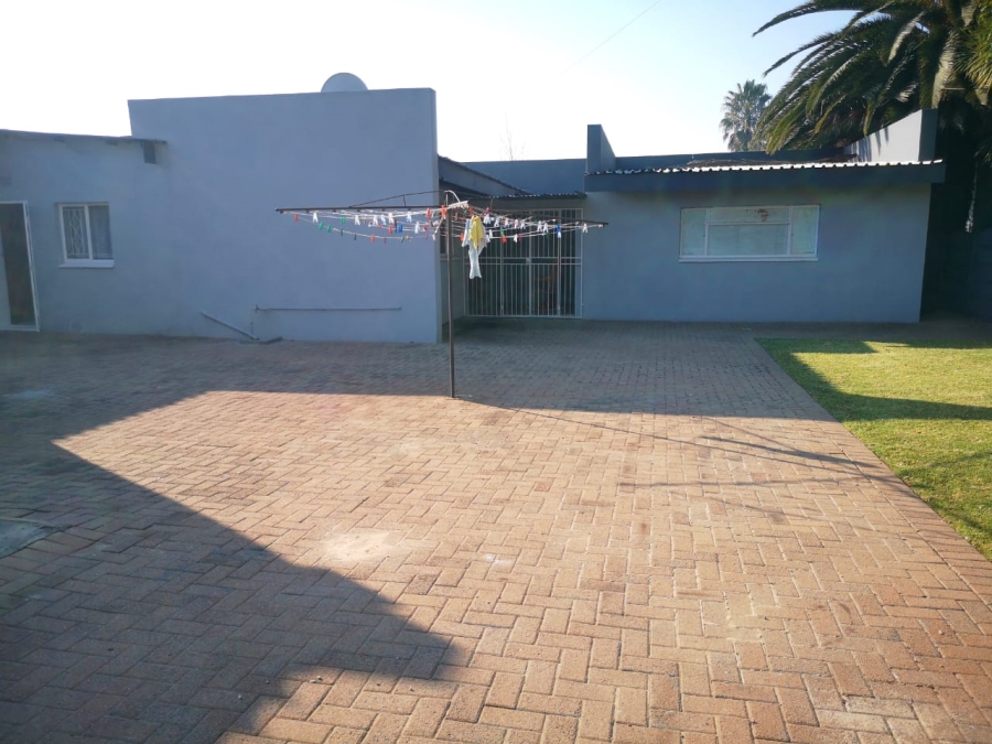 6 Bedroom Property for Sale in Brackenhurst Gauteng