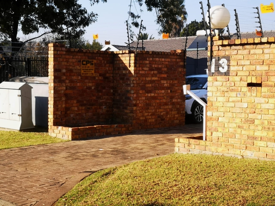 6 Bedroom Property for Sale in Brackenhurst Gauteng