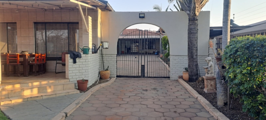 4 Bedroom Property for Sale in Hermanstad Gauteng