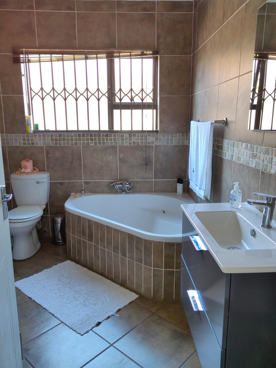 3 Bedroom Property for Sale in Albertsdal Gauteng