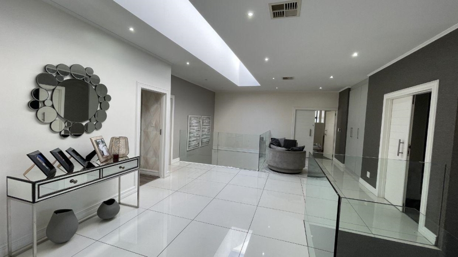To Let 5 Bedroom Property for Rent in Greenstone Hill Gauteng