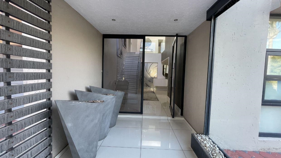 To Let 5 Bedroom Property for Rent in Greenstone Hill Gauteng