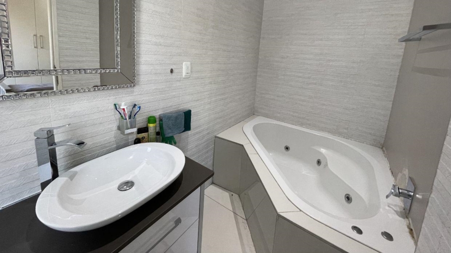 To Let 5 Bedroom Property for Rent in Greenstone Hill Gauteng