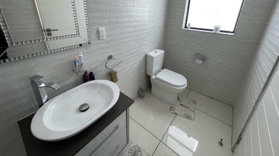 To Let 5 Bedroom Property for Rent in Greenstone Hill Gauteng