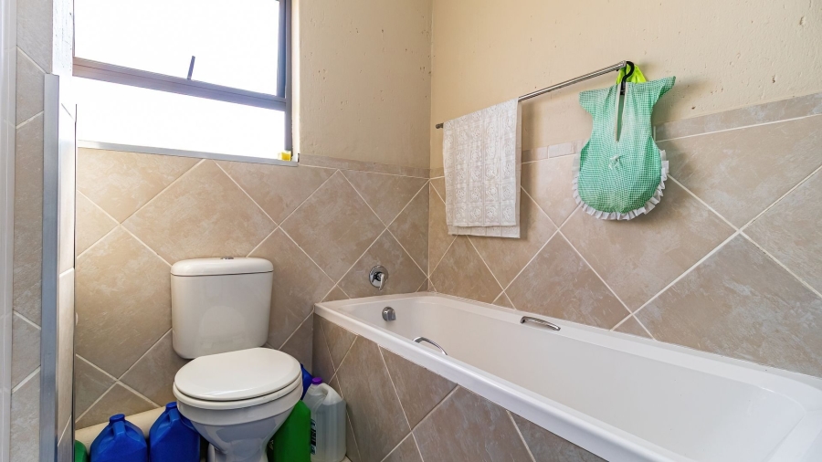2 Bedroom Property for Sale in Goedeburg Gauteng
