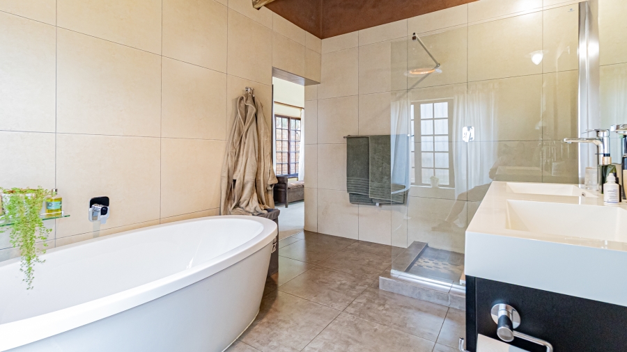 5 Bedroom Property for Sale in Moreleta Park Gauteng