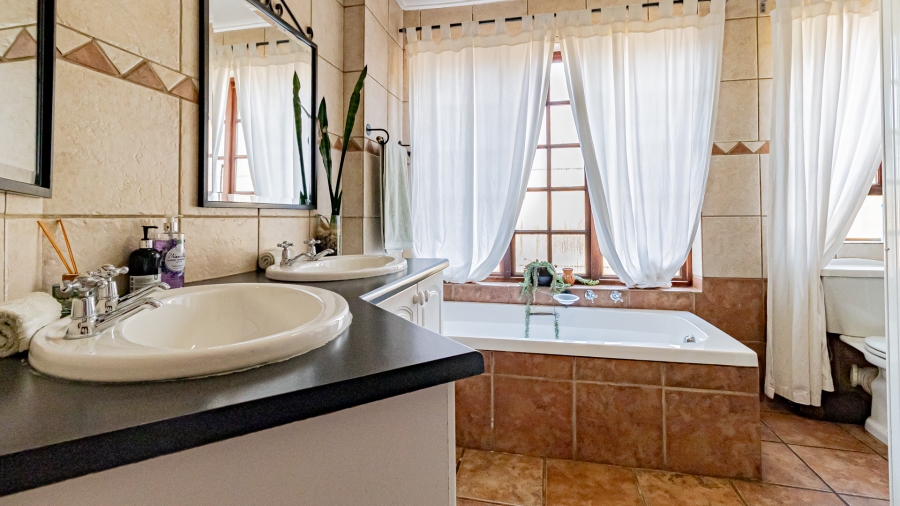 5 Bedroom Property for Sale in Moreleta Park Gauteng