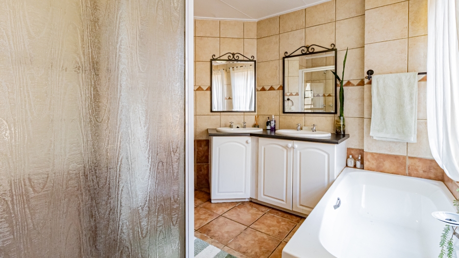5 Bedroom Property for Sale in Moreleta Park Gauteng