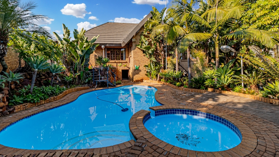 5 Bedroom Property for Sale in Moreleta Park Gauteng