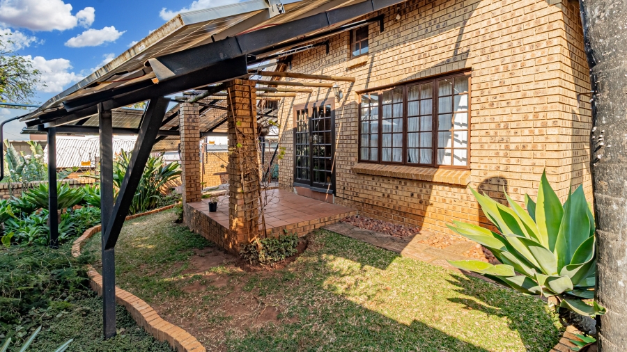 5 Bedroom Property for Sale in Moreleta Park Gauteng