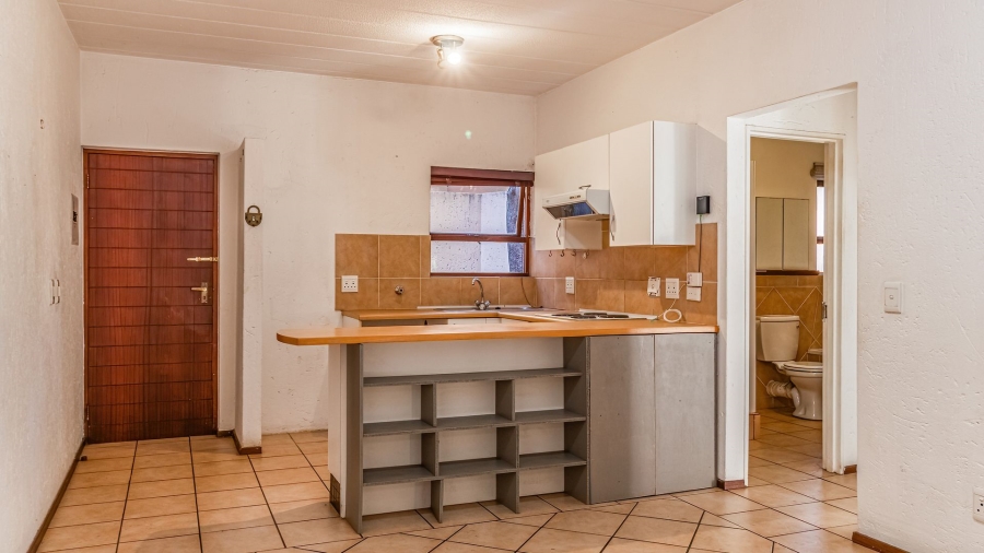 To Let 1 Bedroom Property for Rent in Douglasdale Gauteng