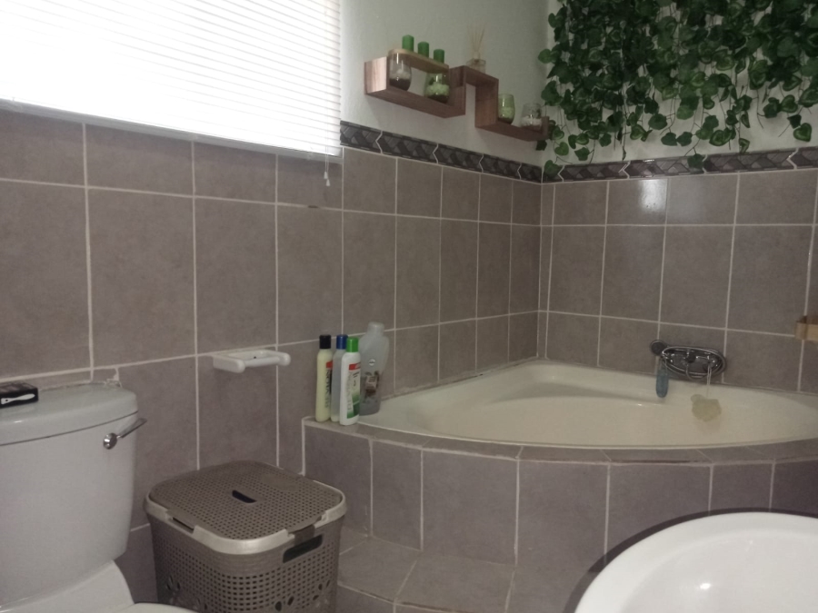 To Let 2 Bedroom Property for Rent in Lambton Gauteng