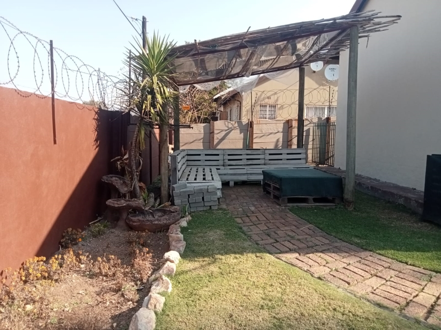 To Let 2 Bedroom Property for Rent in Lambton Gauteng