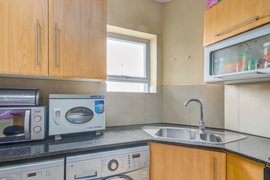 To Let 2 Bedroom Property for Rent in Sandhurst Gauteng