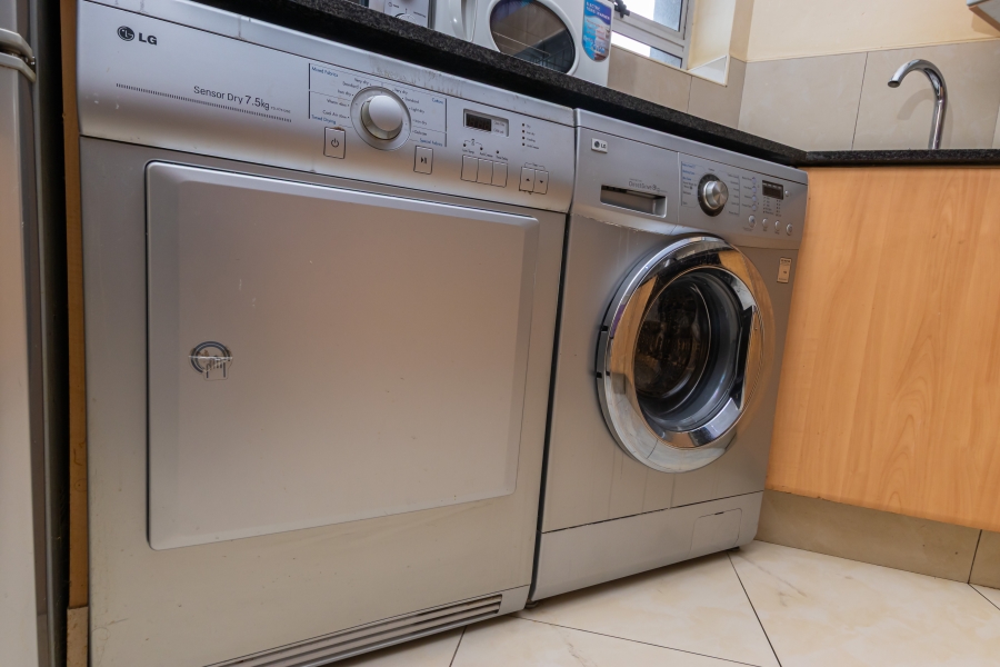 To Let 2 Bedroom Property for Rent in Sandhurst Gauteng