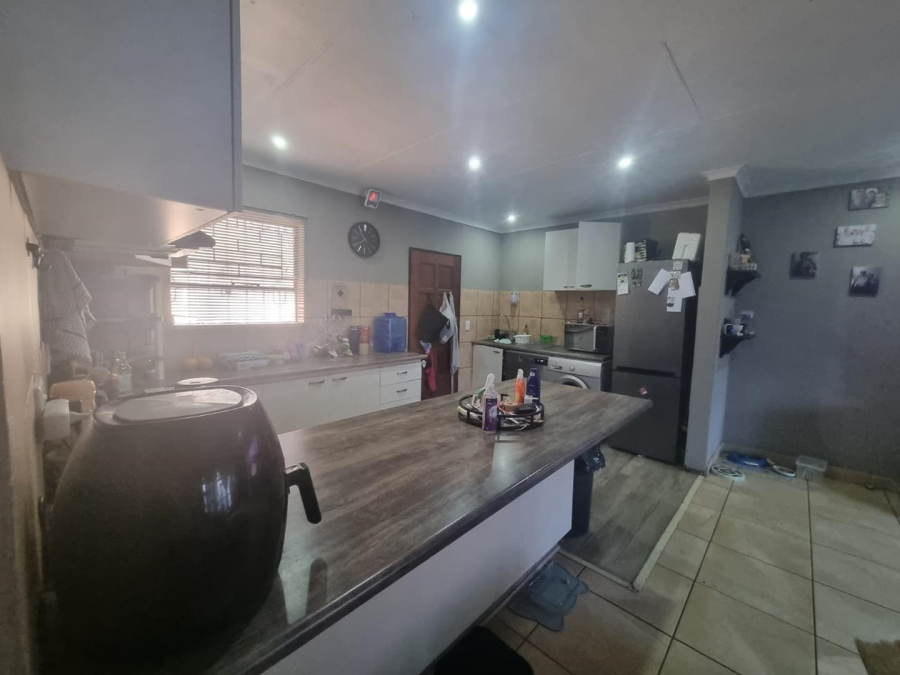 To Let 3 Bedroom Property for Rent in Glen Marais Gauteng