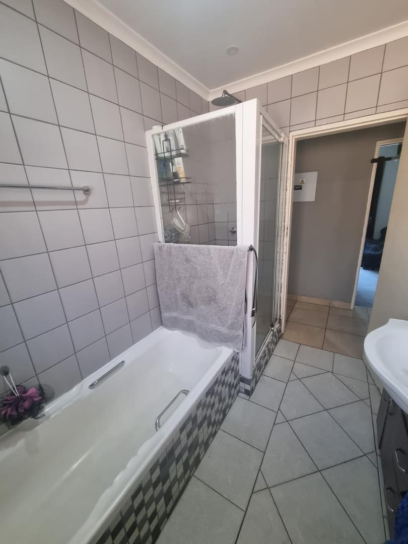 To Let 3 Bedroom Property for Rent in Glen Marais Gauteng