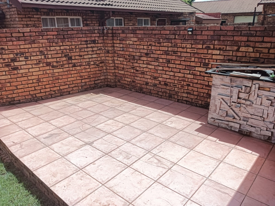 2 Bedroom Property for Sale in Weavind Park Gauteng